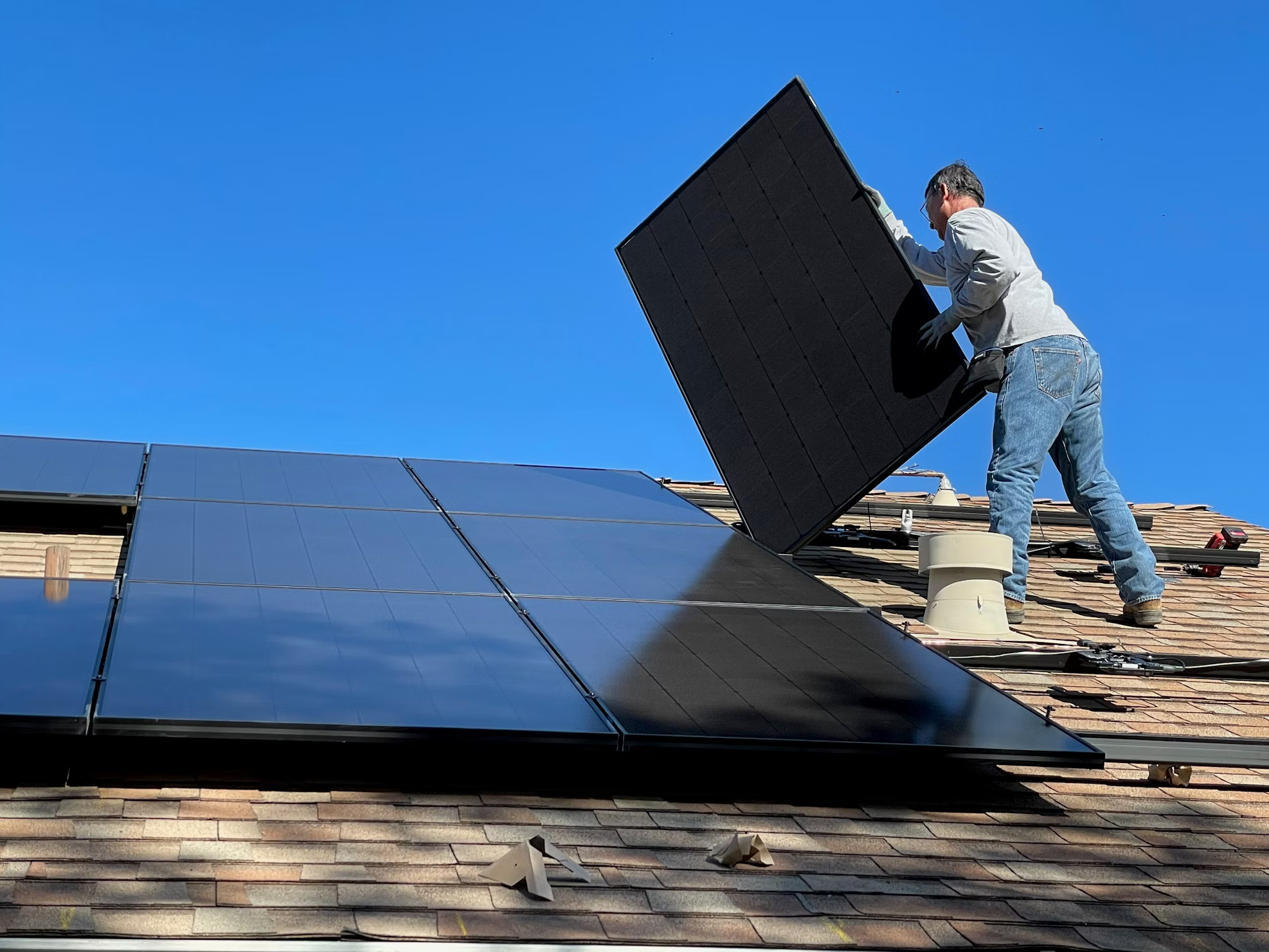 Fotovoltaické panely na střeše domu ve Středočeském kraji